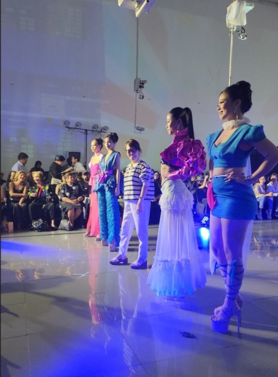 Marilyn and 4 Models end runway